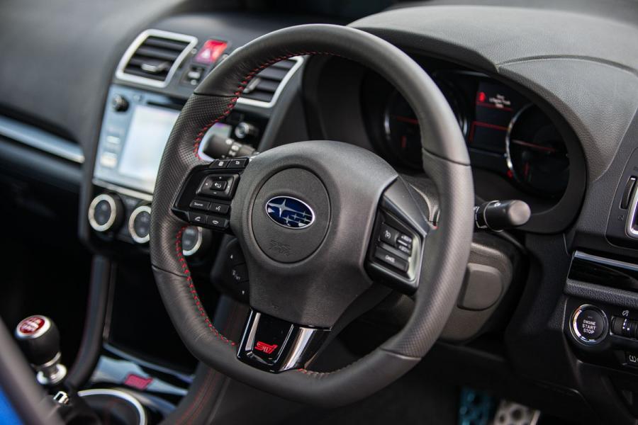Панель приборов Subaru WRX STI Final Edition 2017 года  (UK) (фото 8 из 21)